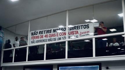 Professores protestam na Câmara contra fim do pagamento sobre os 45 de férias