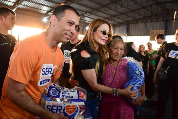 Primeira-dama de MT entrega cestas de alimentos, cobertores e brinquedos durante Mutirão da Cidadania em Cuiabá