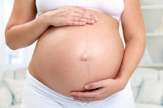 Marido espanca esposa grávida e dá 8 chutes na barriga dela em MT