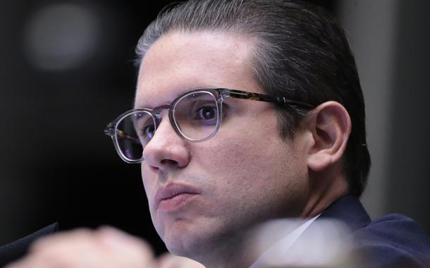 Motta envia denúncias ao Conselho de Ética, e Eduardo Bolsonaro enfrentará pedidos de cassação