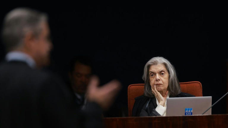 Presidente do TSE, Cármen repreende advogado por fala sobre voto auditável