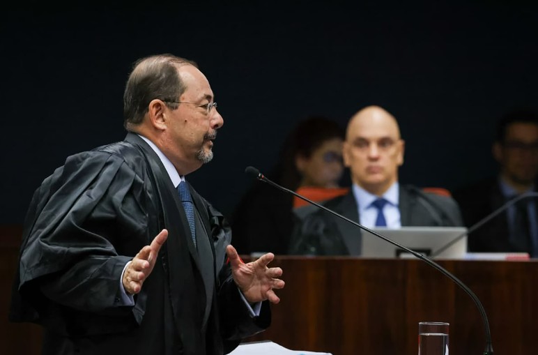 Defesa de Bolsonaro critica delação de Cid e nega vínculo com 8/1