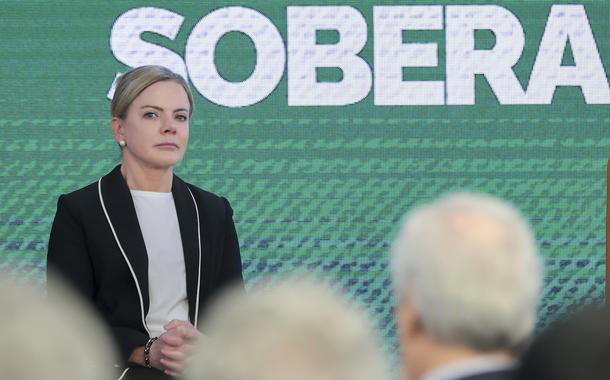 Gleisi Hoffmann: “Bolsonarismo envergonha o Brasil ao carregar bandeira dos EUA no dia da Independência