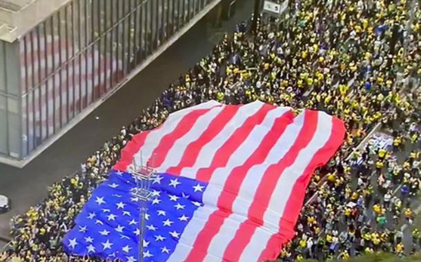 Vergonha: Bolsonaristas estendem bandeira gigantesca dos EUA na Avenida Paulista