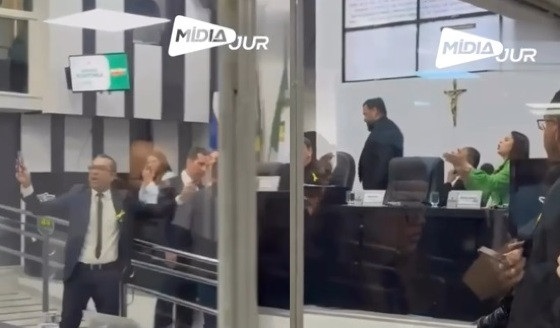 Discussão de vereadores em Cuiabá tem 'dedo na cara' e gritaria