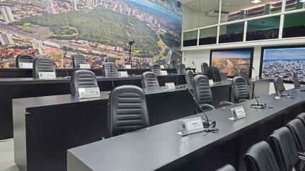 Vereadores não aparecem e sessão é cancelada na Câmara de Cuiabá; vídeo
