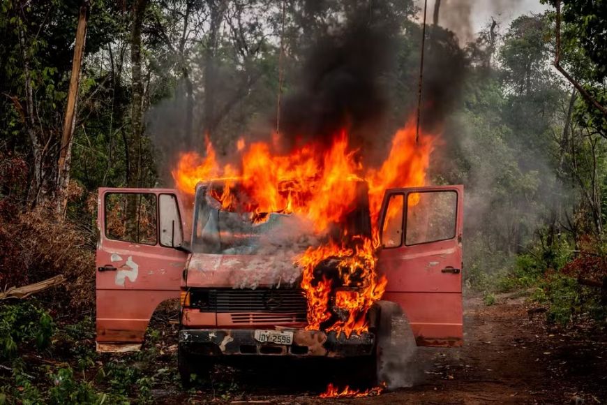 Indígenas reagem à presença de madeireiros e queimam maquinários usados em terra demarcada em Confresa (MT)