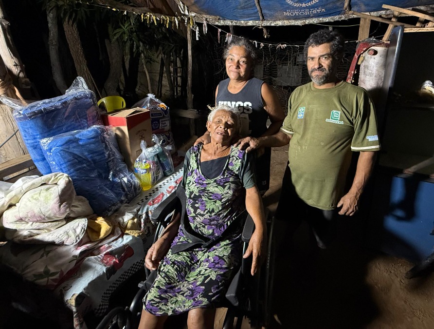 Virginia Mendes viabiliza entrega de cadeira de rodas para idosa vítima de AVC