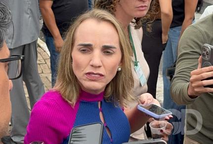 Vereadora chora e pede perdão por gesto obsceno durante sessão