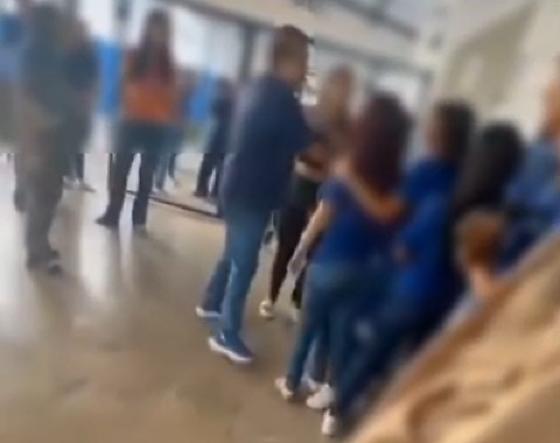 Mãe de aluna briga com adolescentes em escola: 