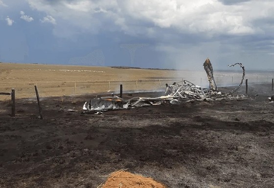 Avião agrícola cai e piloto morre carbonizado em fazenda em MT; vídeo