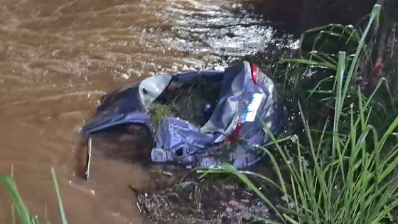Dois adolescentes morrem após Corolla perder controle e cair em rio em MT
