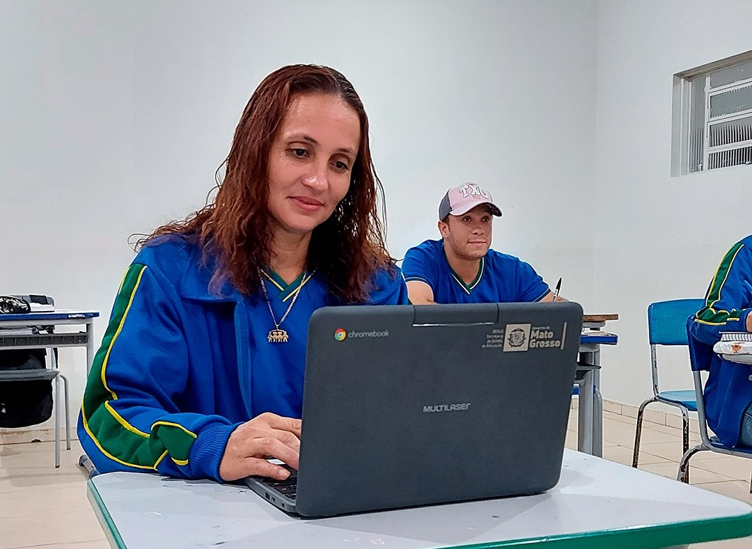 Aos 40 anos, estudante de escola no campo vai para a Inglaterra: