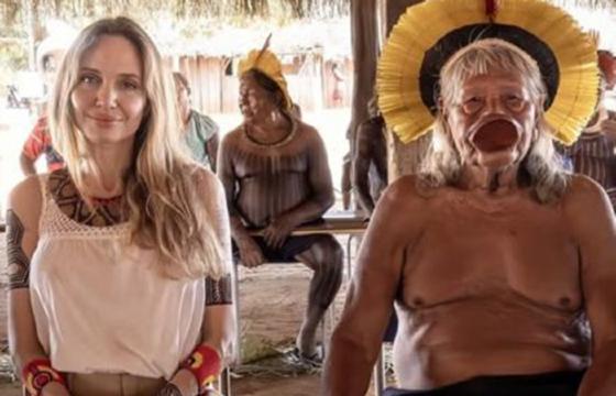 Angelina Jolie visita aldeia indígena no Xingu e é recebida por cacique Raoni