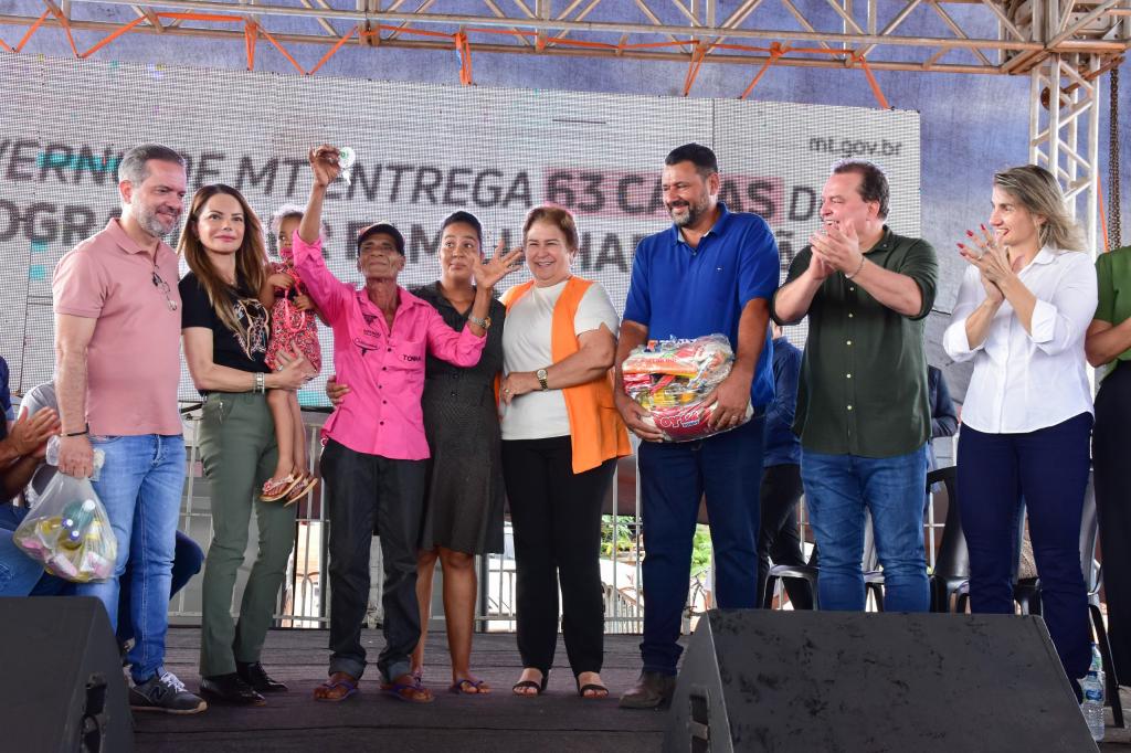 Primeira-dama de MT entrega casas a 63 famílias e transforma vidas em Ribeirão Cascalheira