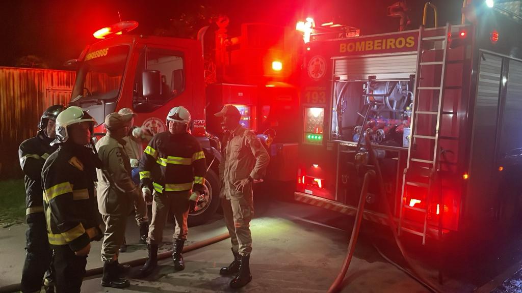 Corpo de Bombeiros combate incêndio em residência em Várzea Grande