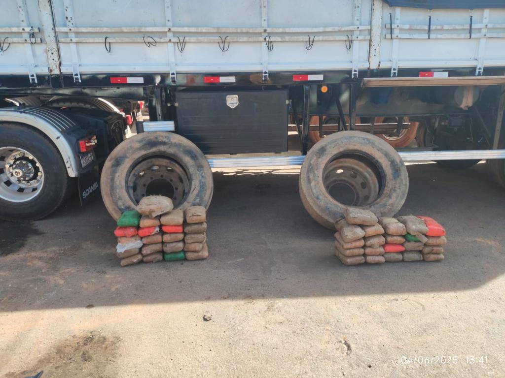 Polícia Civil apreende 42 tabletes de skunk encontrados dentro de pneus de caminhão em Barra do Garças