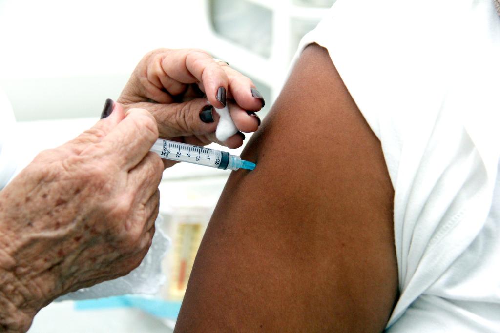 Vacinação contra gripe passa a ser aplicada em todos os públicos a partir desta terça-feira (1º)