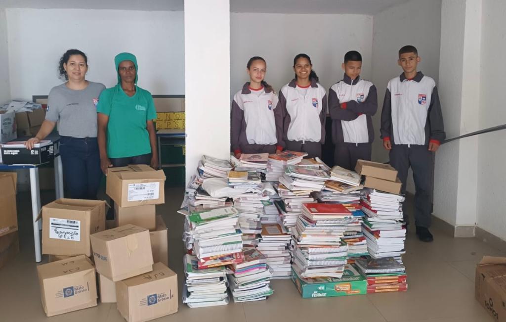 Projeto de escola estadual militar transforma livros fora de uso em consciência ambiental