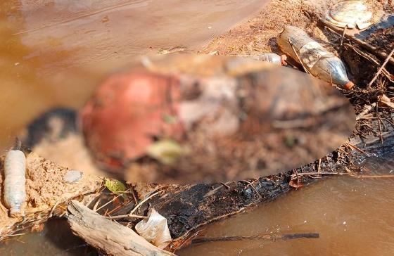 Um corpo de homem, com sinais de perfuração nas costas, foi encontrado boiando no Rio Araguaia, em Aragarças-GO, nesta quinta-feira (25/09)