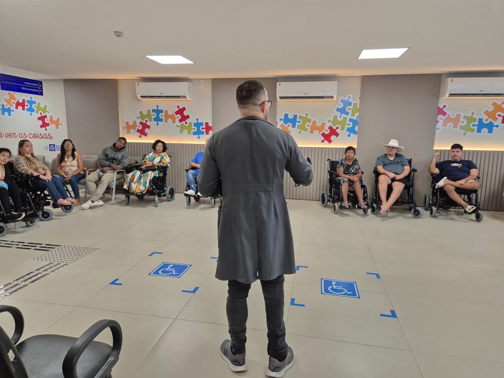 Governo de MT entrega 40 cadeiras de rodas motorizadas em mutirão no Cridac