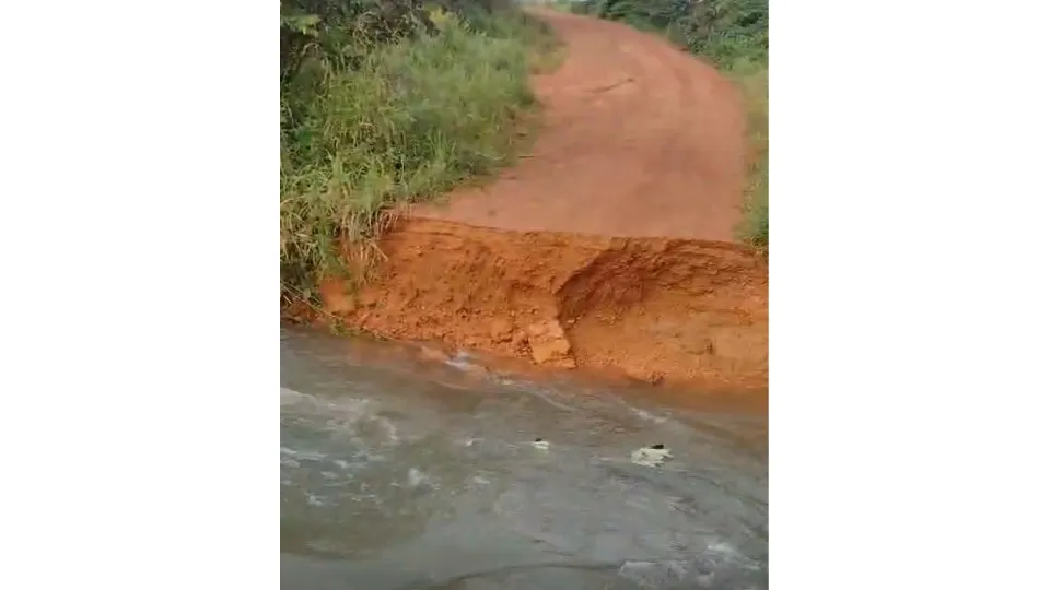 Ponte do Azul desaba e deixa moradores ilhados em Candeias do Jamari (RO)