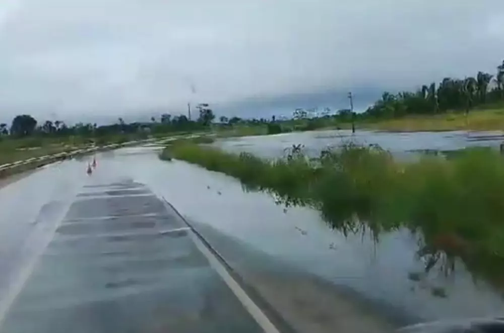 Trecho da BR-425 está coberto de água e oferece risco na pista