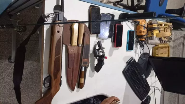 Polícia Militar prende cinco criminosos após roubo em propriedade rural
