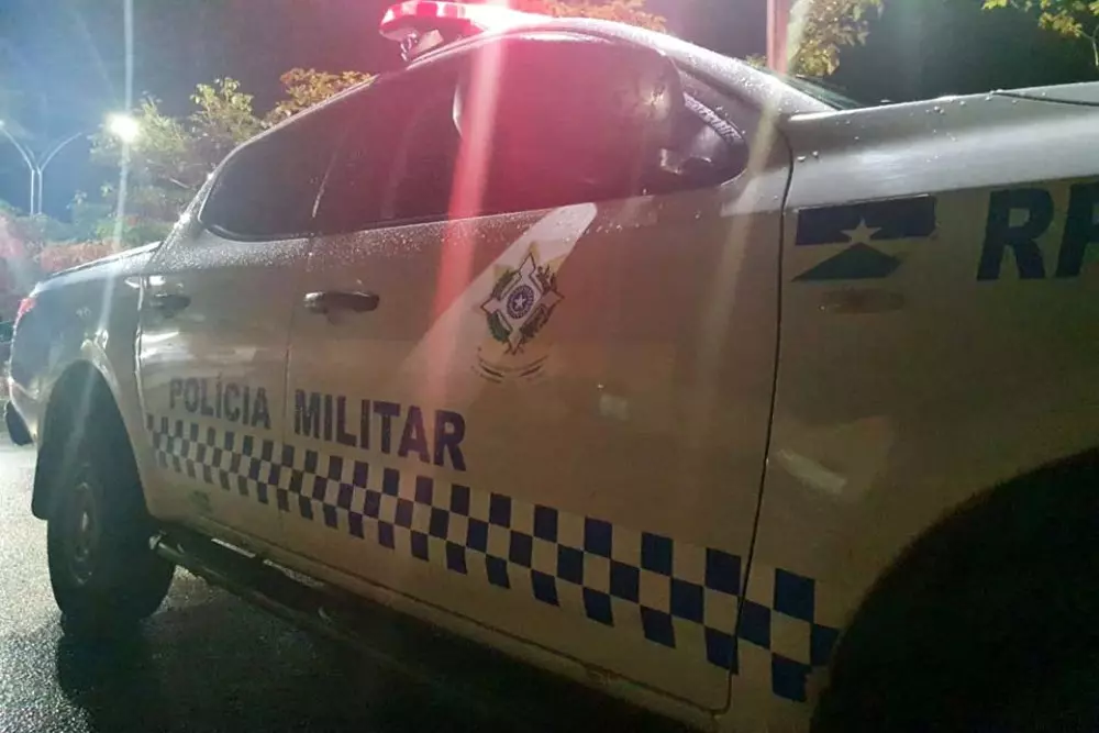 Homem invade casa e atira na ex-namorada e no pai dela