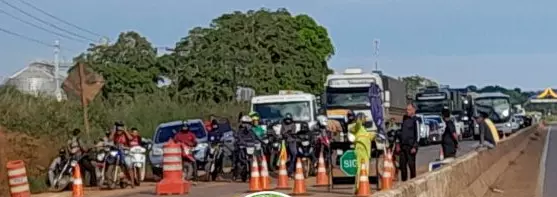 Moradores interditam BR-364 em Candeias do Jamari em protesto