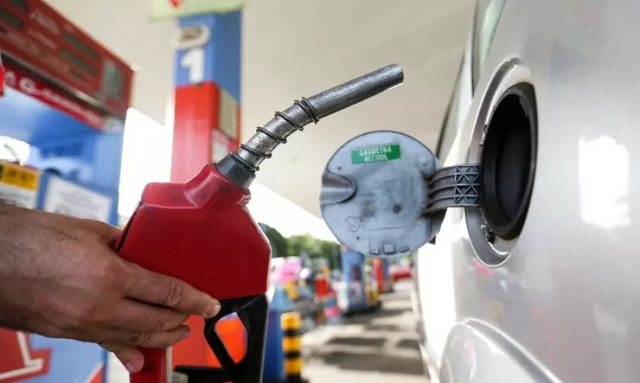 Petrobras anuncia redução de 5,6% no preço da gasolina a partir desta terça-feira