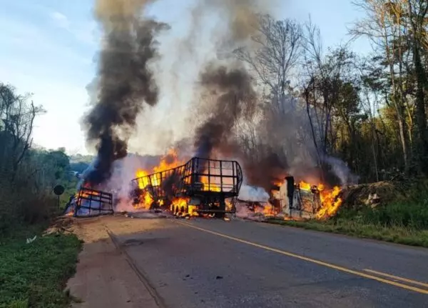 Carretas pegam fogo após colisão na BR-174 próximo a Vilhena