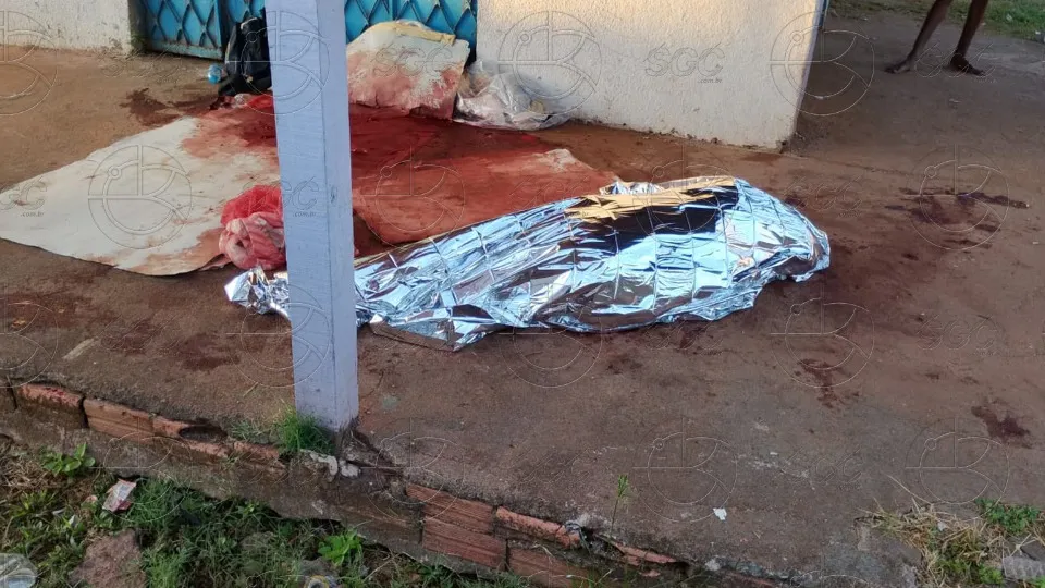 Homem em situação de rua é encontrado morto com golpes de faca