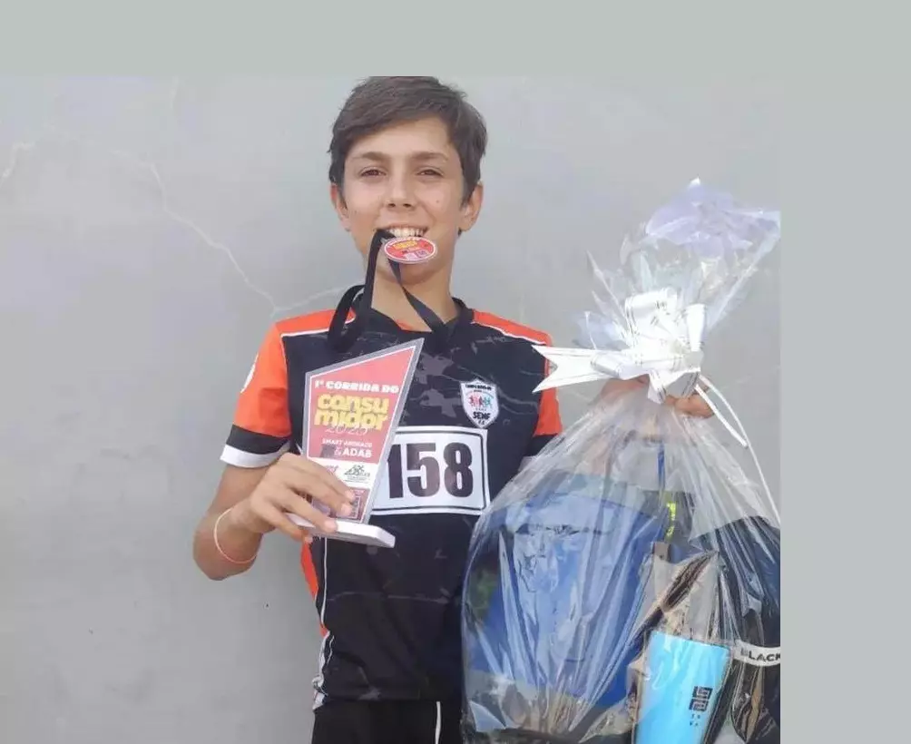 CAMPO NOVO: TALENTO DA ESCOLINHA MAIS FUTURO SE DESTACA NO ATLETISMO E INSPIRA COM HISTÓRIA DE SUPERAÇÃO