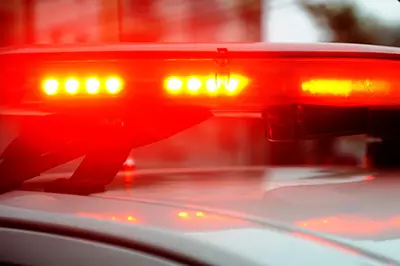 Criança de 1 ano e 10 meses é atendida com sinais de abuso; jovem é preso e população tenta agredir suspeito