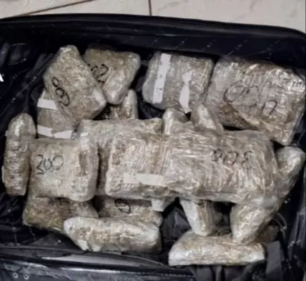 Após namorada ser detida com maconha na BR-364, homem é preso com mala de drogas em hotel