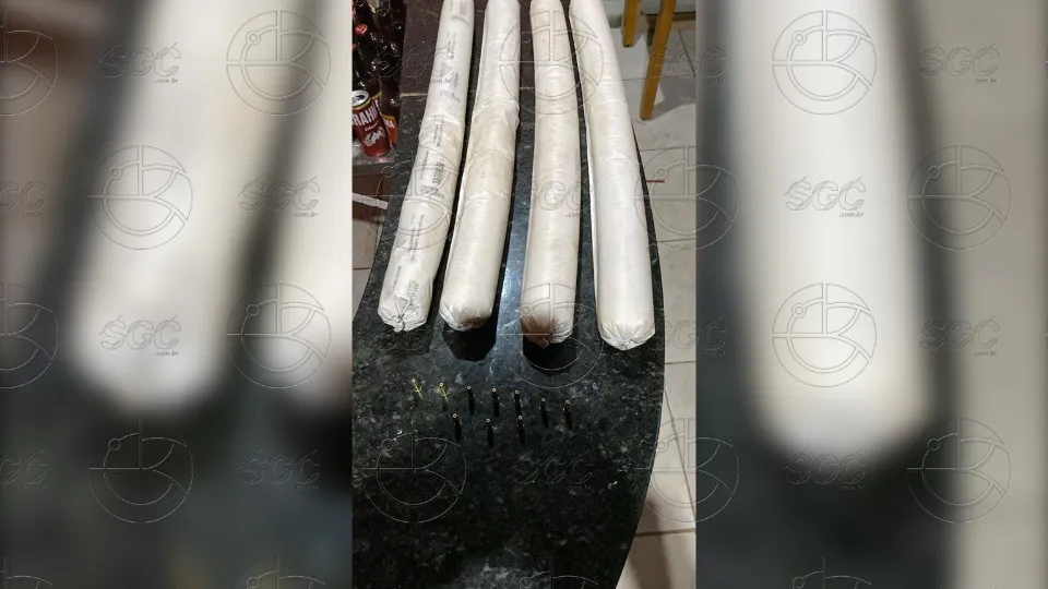 PM prende mulher com explosivos e munições em residência