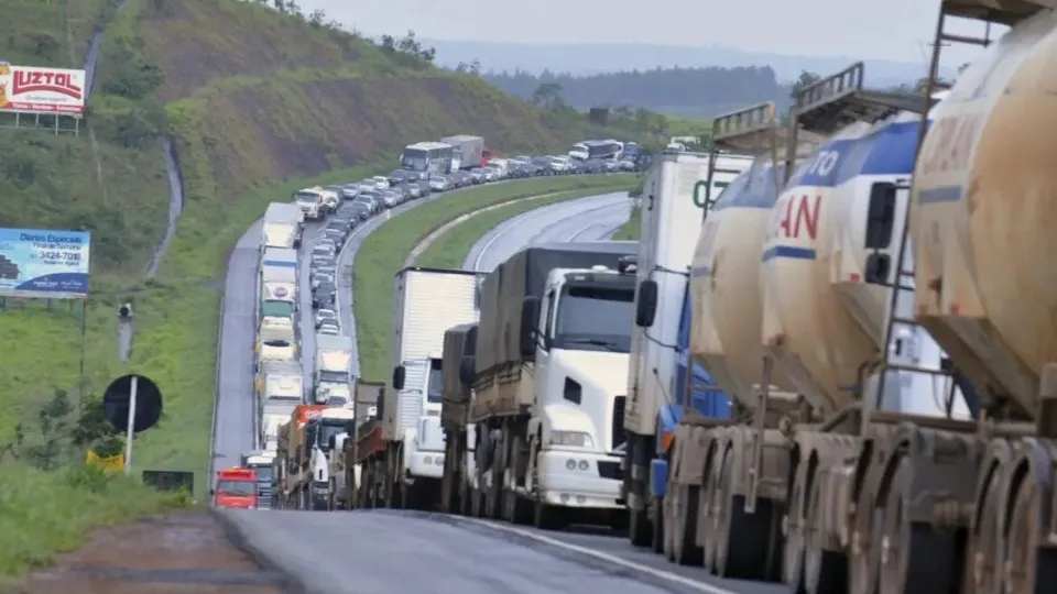 Caminhoneiros anunciam greve e Brasil pode parar nesta quinta-feira (4)