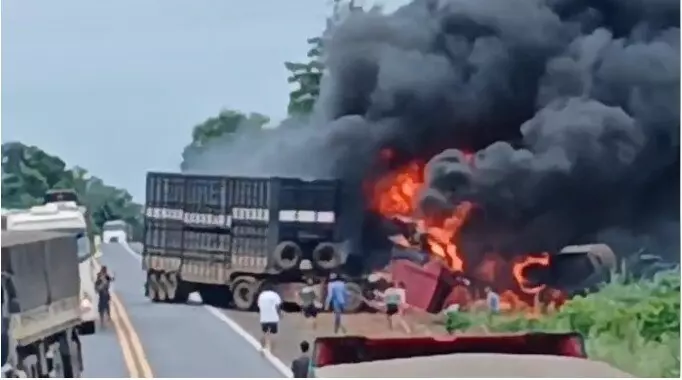 Carreta pega fogo após colisão na BR-364 entre Pimenta Bueno e Vilhena