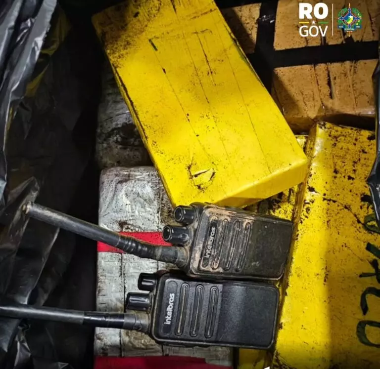 Traficante atira contra policiais, abandona carro e foge após perseguição