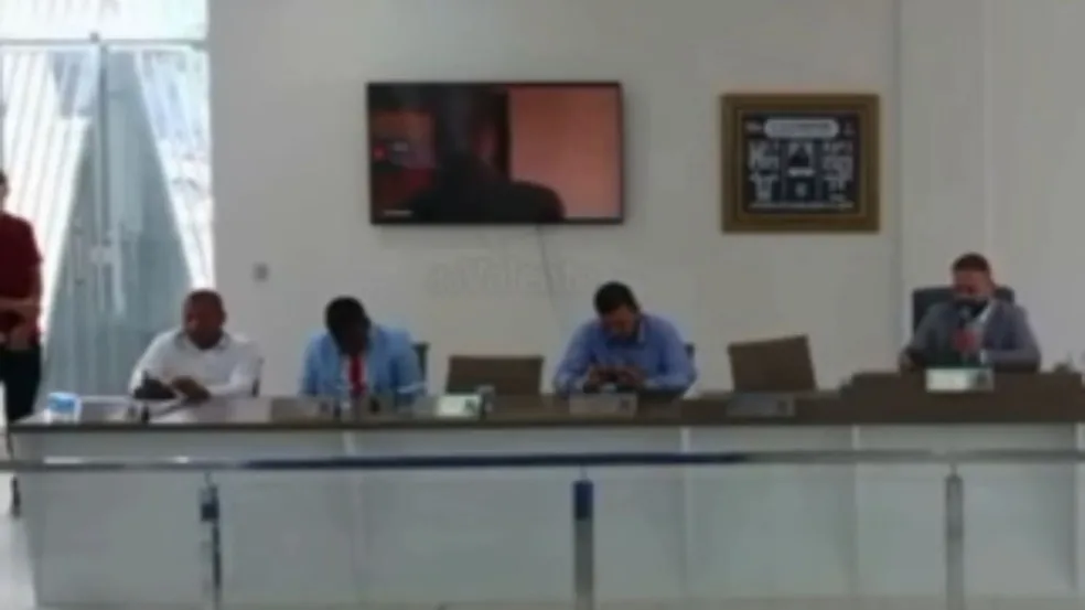 Vídeo pornô é exibido no telão da Câmara Municipal durante sessão