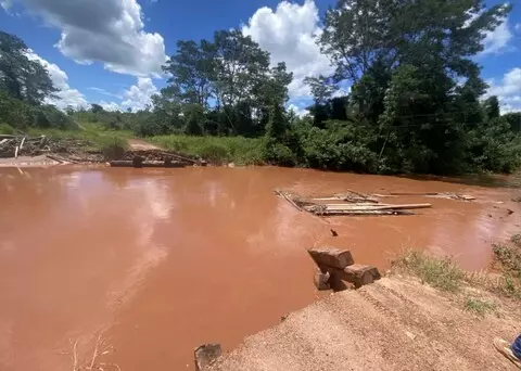 Ponte cede após chuvas e interrompe tráfego na RO-490