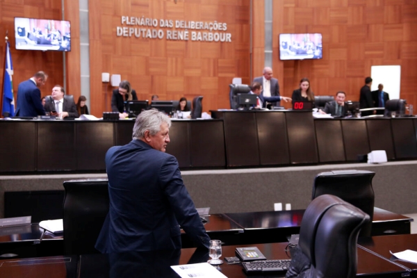 Pedido de vista adia votação da LDO de 2024 e deputados limpam a pauta de vetos