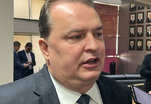 Presidente Max Russi manda exonerar procurador da AL que matou morador de rua em Cuiabá