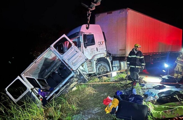 Acidente entre carreta e van deixa 9 mortos em Minas Gerais