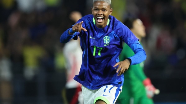 Jhonson brilha na estreia e decide amistoso para a Seleção