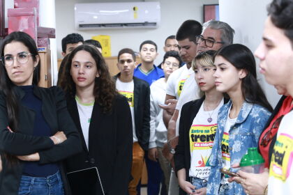 Estudantes do Parlamento Jovem aprendem sobre os caminhos dos projetos de lei em visita à ALMT