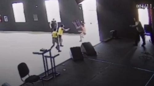 Homem é baleado após tentar atacar PMs dentro de igreja em Caldas Novas