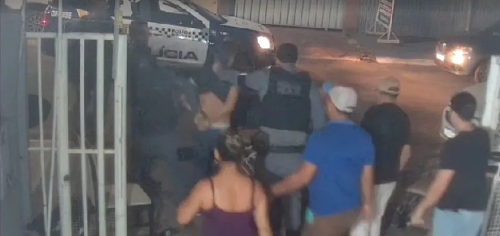 Corregedoria da PM diz que vai investigar conduta de policiais envolvidos em agressão e tiros de bala de borracha em Várzea Grande (MT)