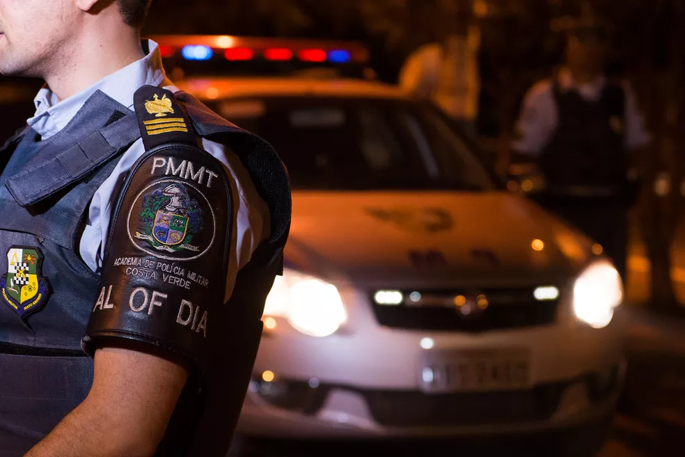 Homem morre e mulher fica ferida após serem baleados dentro de casa em MT